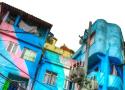 Casa pintada de azul em uma favela