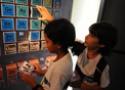 Fotos de duas crianças visitando a exposição Elementar