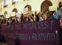 Dezenas de mulheres carregando uma grande faixa contra a criminalização do aborto no Brasil 