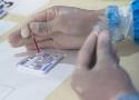 Mãos enluvadas realizam procedimento de teste em laboratório