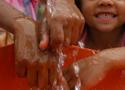 Crianças lavando as mãos