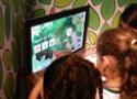Crianças diante de uma tela de computador interagem com a proposta da exposição Floresta dos Sentidos