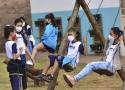Crianças no balanço no pátio de uma escola