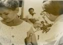 Menina sendo vacinada contra a varíola em Alagoas, no ano de 1970