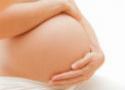 Foto de barriga de mulher grávido com as mãos ao redor