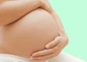Foto de mulher grávida acariciando a barriga