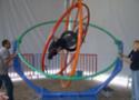 Menino brinca no girotec, um equipamento feito por vários aros metálicos interligados