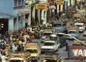 Rua com pedestres e carros em Porto Príncipe, no haiti
