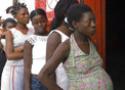 Mulheres haitianas em fila para atendimento médico