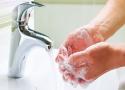 Pessoa lavando a mão 
