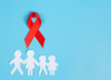 Laço vermelho, símbolo da luta contra Aids, em cima de um desenho com pai, mãe e um casal de filhos pequenos