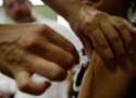 Vacina aplicada no braço de uma menina
