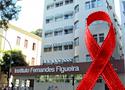 Fita vermelha, símbolo da luta contra a Aids, na fachada do instituto