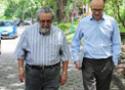 Dois homens andando lado a lado, em rua do campus da Fiocruz