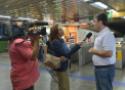 Milton Moraes dando entrevista para a rede Globo na estação do metrô