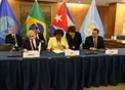 Foto de representantes da Opas, Brasil e Cuba assinando a prorrogação do programa