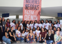 Jovens meninas e mulheres em frente ao Aggeu Magalhães com laranja com os dizeres em branco "mulheres negras fazem ciência"