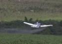 Avião derrama agrotóxicos sobre plantação