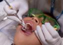 Detalhe de rosto paciente sendo atendida em consultório dentário