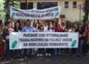 Trabalhadores da Fiocruz seguram faixa com reivindicações