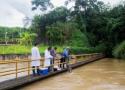 Pesquisadores analisando o Rio Guandu