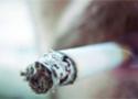 Foto de um homem fumando cigarro