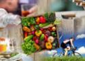 Montagem com várias fotos em uma, mostrando uma pessoa pedalando, legumes, frutas, cigarros e cerveja