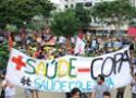 Em manifestação, pessoas estendem a faixa 'mais saúde, menos Copa'