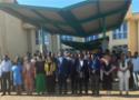 Integrantes da Fiocruz, INS e Unilúrio reunidos em frente a um prédio em Moçambique