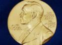 Foto da moeda comemorativa com a imagem de Alfred Nobel, criador do prêmio, em 1901