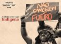 Indígena segurando um cartaz com a frase: não cancelem nosso futuro