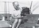 Rudolf Barth com ave descansando sobre a mão, a bordo do navio NE Almirante Saldanha