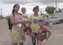 Duas mães venezuelanas com três crianças