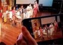 Pessoa gravando uma peça de teatro do Museu da Vida no celular