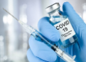Vacina contra Covid-19 e uma seringa na mão de um médico