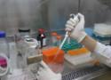 Foto de uma cientista trabalhando em um laboratório