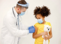 Médico aplicando vacina em uma menina