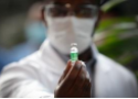 Médico segurando a ampola de uma vacina
