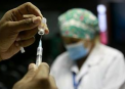 Vacina sendo colocada na seringa