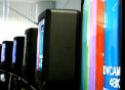 Foto de uma sala com vários monitores de vídeo em sequencia