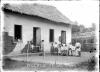Foto antiga (1911-1913) de família em frente a sua casa sendo visistada por expedições do IOC. Acervo COC/Fiocruz