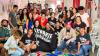 Participantes do ViverSUS Recife posam para foto com bandeira do Levante Popular da Juventude