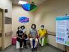 Quatro jovens participantes do ViverSUS SP sentados no ambulatório DiaTrans em Diadema