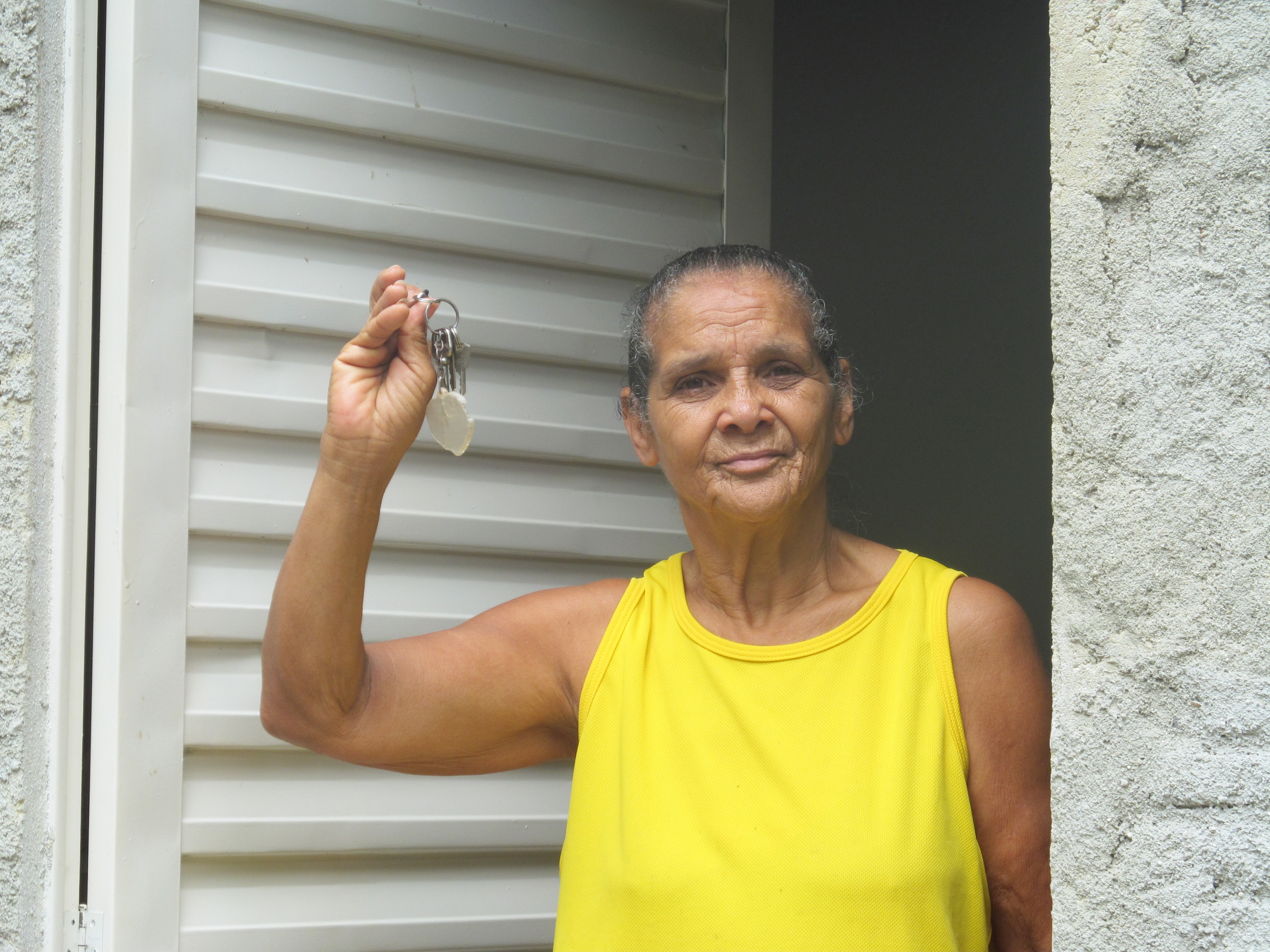 Nadrir de Oliveira mostra a chave da casa nova