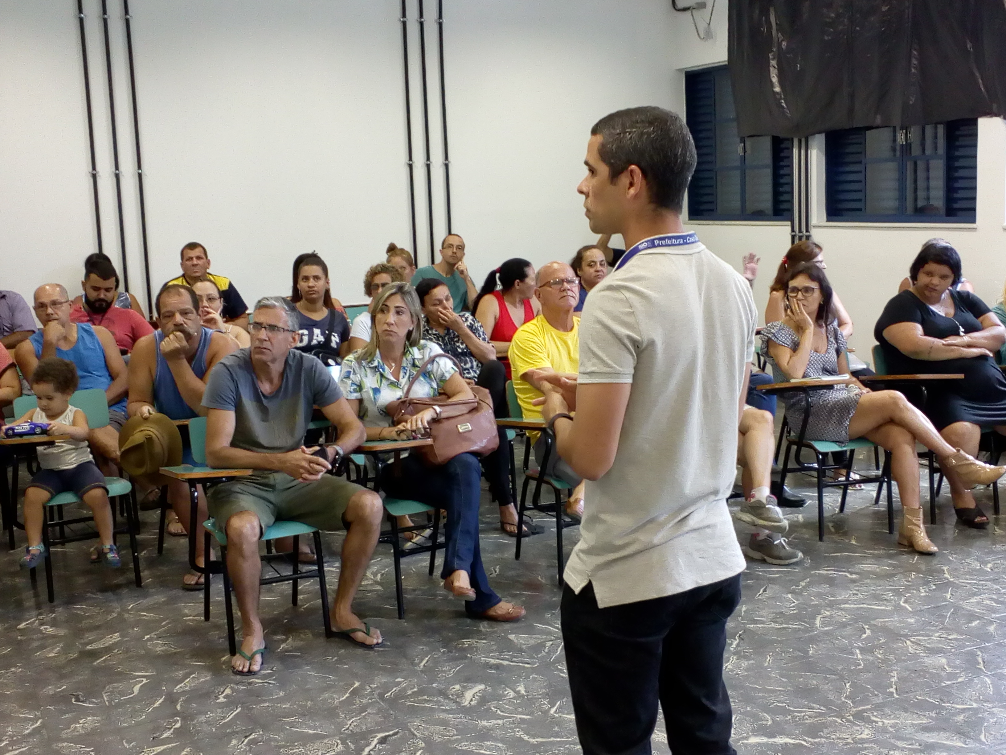 Superintendente Leandro Marques conversando com os moradores