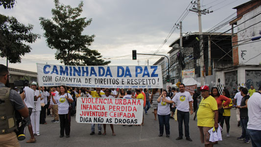 Caminhada da Paz reúne centenas de pessoas em Manguinhos