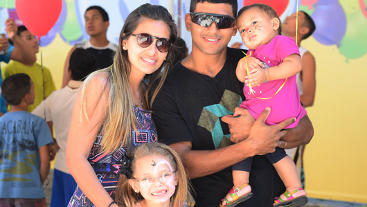 O militar Arthur Silva e sua mulher Rana participam do evento com as filhas